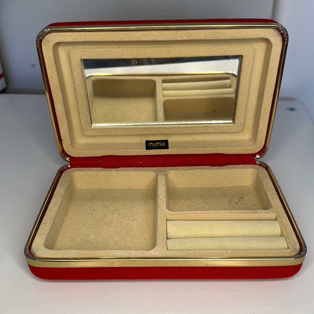 MUNDI vintage red jewelry box